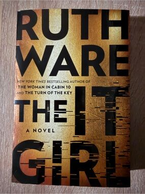 Ruth Ware — The It Girl (Gold & Black Paperback Novel)